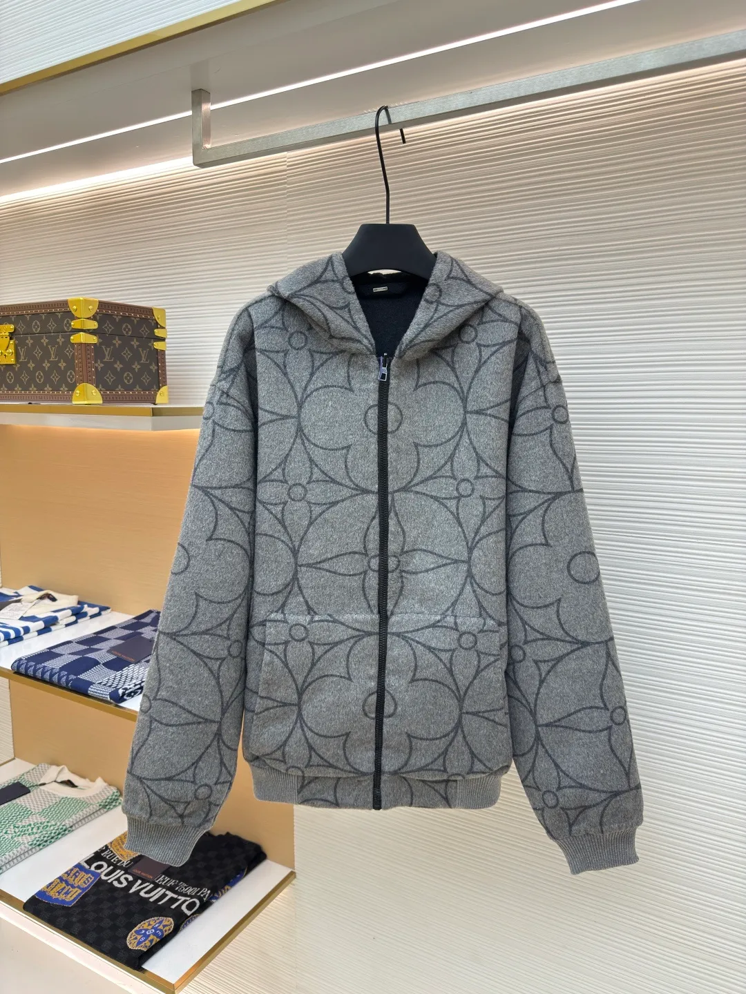 LOUIS VUITTON double-sided woolen jacket with circle pattern ●Authentic product: Purchased and developed for 26900 ●Item number: 1680116-F05 ●Fabric: wool fabric ●Technology: Made by positioning cutting machine ●Version: fitted version ●Weight: about 1200 grams ●Size: 44-446-48-50 ●Description: The fabric is made of semi-worsted double-sided woolen fabric, with 100% wool content. It uses custom-spun floral gray wool yarn. It uses a rapier machine to weave the gray cloth. It has a single-sided yarn-dyed jacquard large circle pattern, and the bottom side is completely woven in black. Multiple pattern making consumes raw materials. Measure the pattern shrinkage, adjust the pattern size of the gray fabric, and ensure the stitching of the finished fabric. After washing the woolen wool, the pattern is the same size as the Y version. The front panel is hand-cut with restored flowers, and the restored flowers are taken from a single piece for the pockets. The black side pockets are embroidered with a small logo using a Tajima embroidery machine imported from Japan. The small hardware logo is stamped on the back collar hanging clothesline, and the wool blended yarn is used to weave ribs in the opposite color on a horizontal lengthening loom. The overall wiring is straight and delicate, the fabric is comfortable and soft, and the color is consistent without color difference. It can be matched with the same style to create a fashionable look and control various occasions. Customized accessories, complete with three standards, same style for men and women!